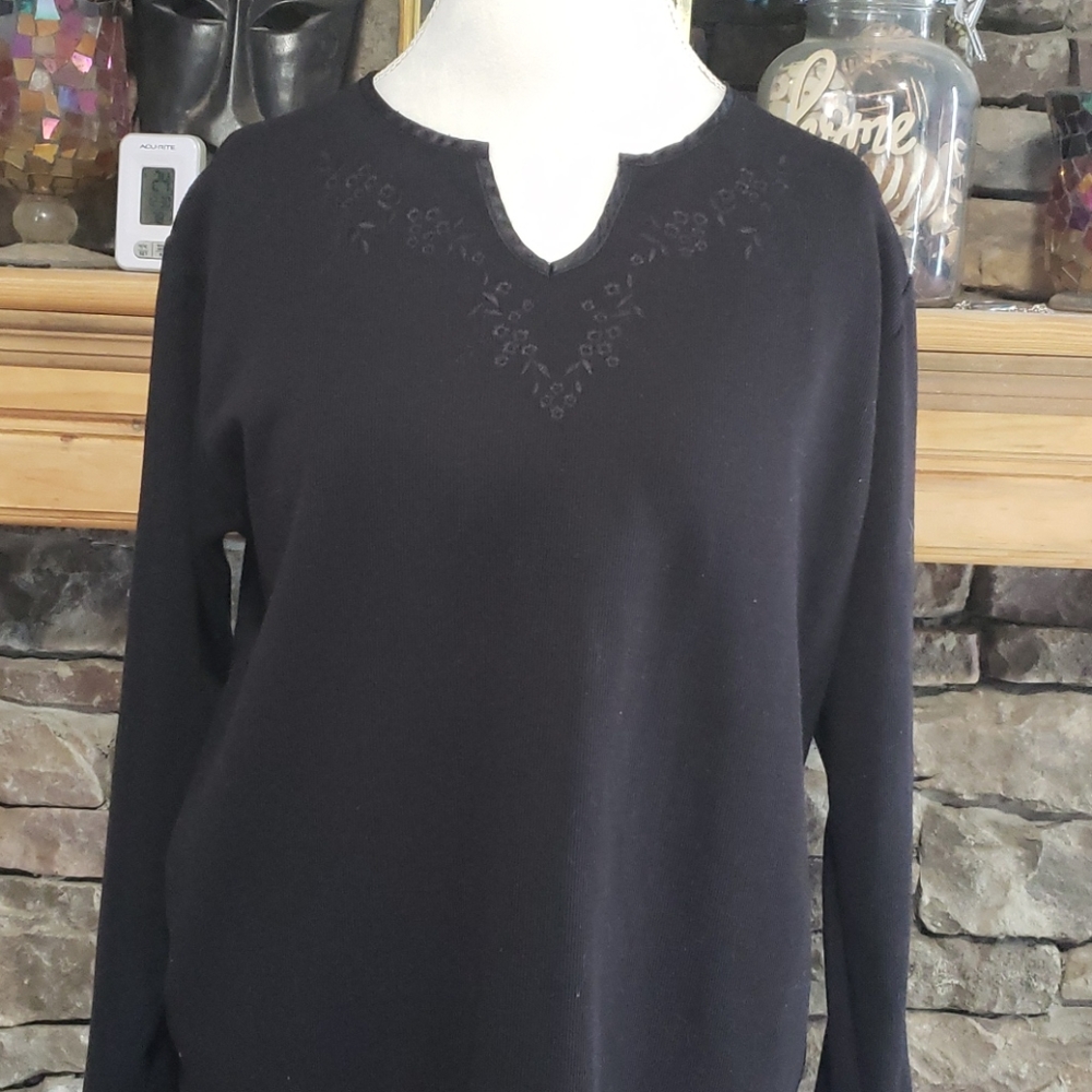 FLORAL NECK DETAIL TOP SZ 2XL